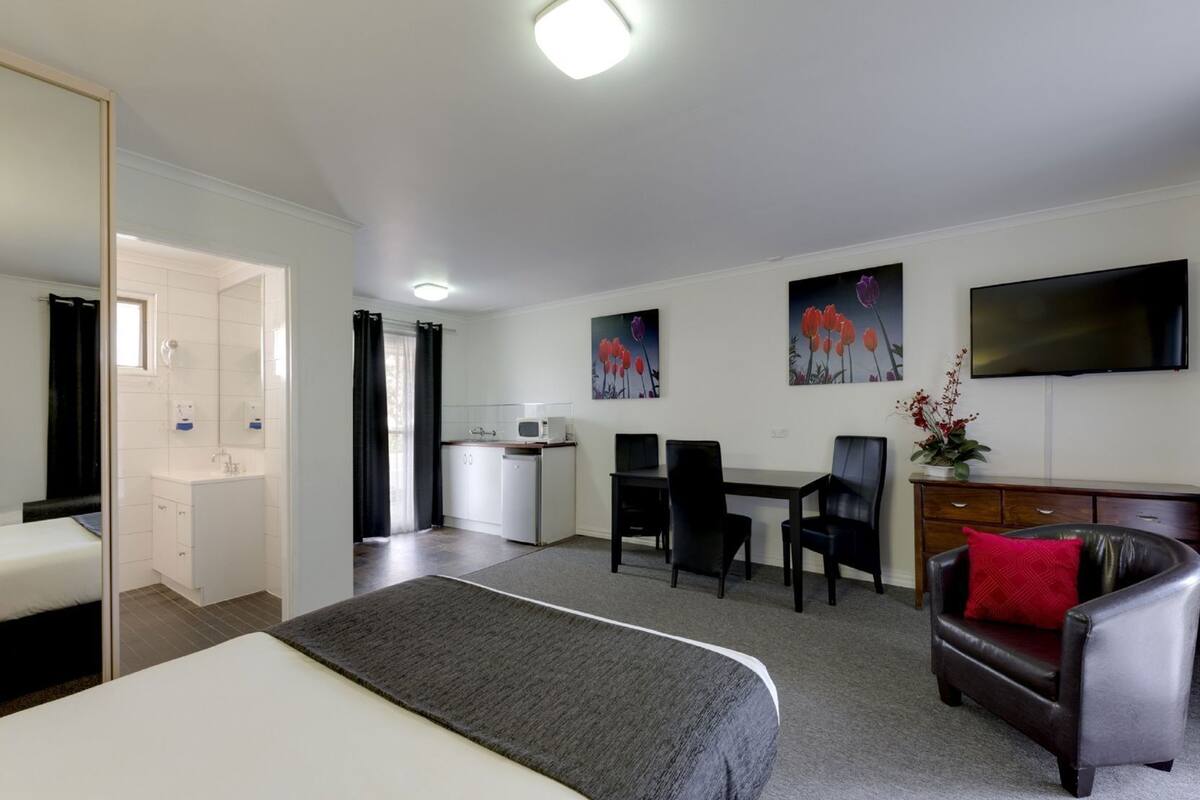 مكواة/لوح كي وأسرّة قابلة للطي وواي فاي مجانًا وملاءات أسرّة