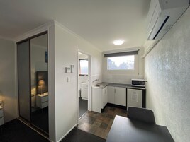 高级房, 1 张大床 | 熨斗/熨板、折叠床/加床（额外收费）、免费 WiFi、床单