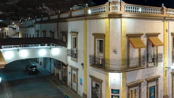 Vista frontal de la propiedad