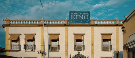 A hotel with a sign reading 'Hotel Suites KINO.'