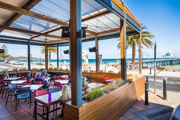 Se sirven desayunos, comidas y cenas con vista al mar