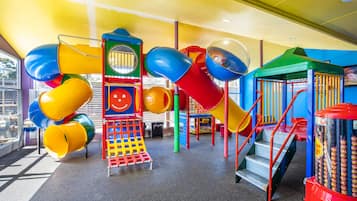 Área de juegos infantiles techada