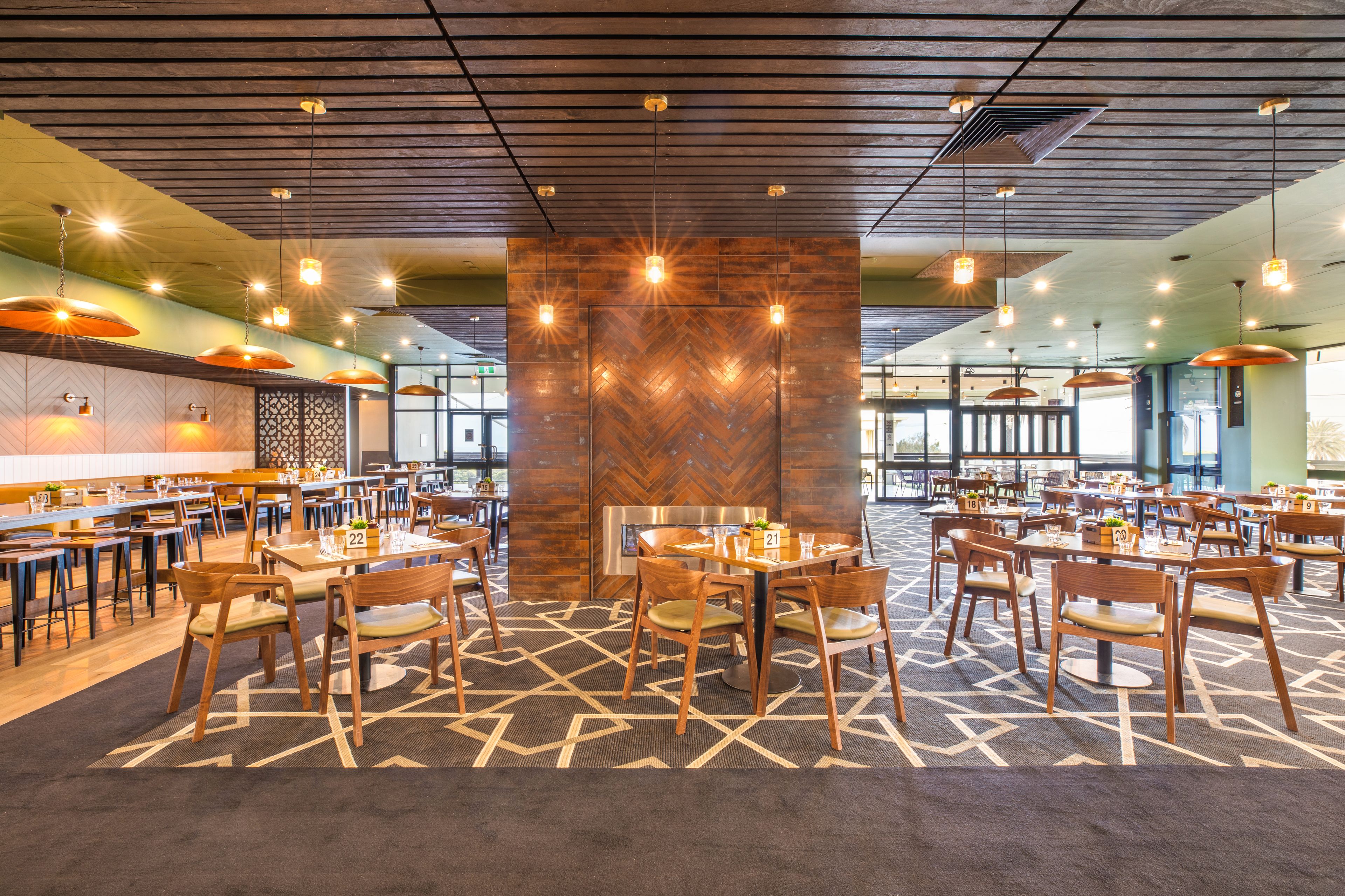 บริการอาหารกลางวัน อาหารเย็น, อาหารท้องถิ่น, วิวทะเล