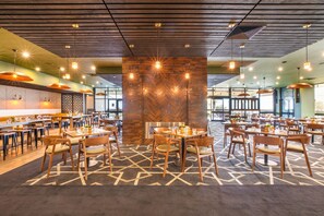 供应午餐和晚餐，地方菜，海景