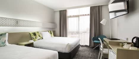 Habitación estándar | Escritorio, tabla de planchar con plancha, wifi gratis y ropa de cama