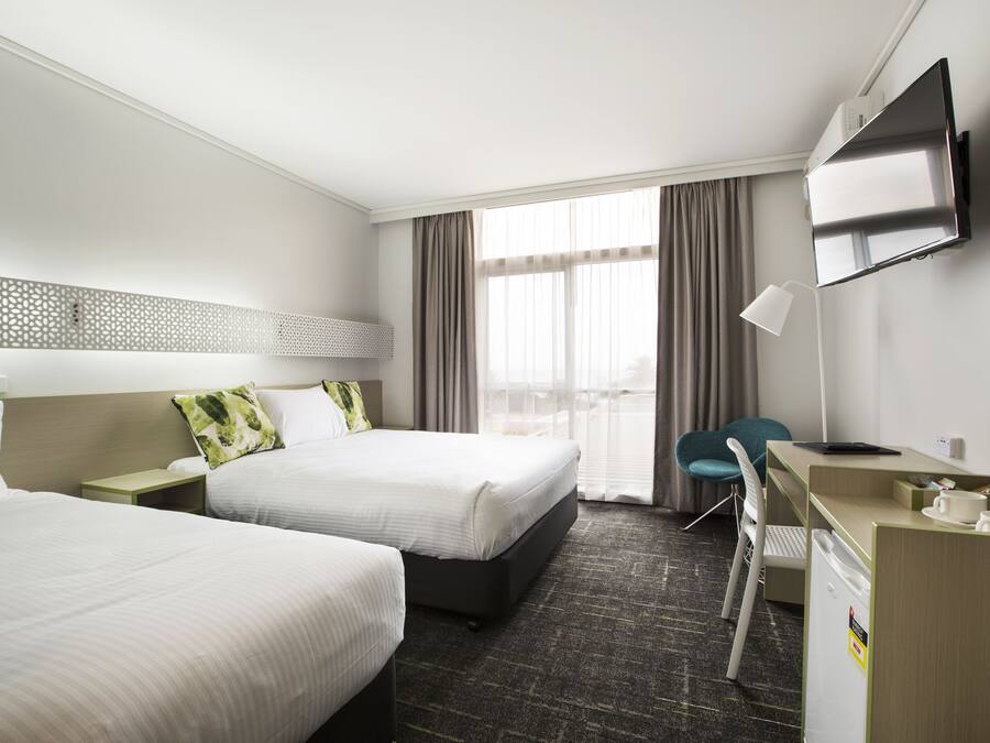 Studio Queen & Extra Bed | Desk, iron/ironing board, free WiFi, bed sheets