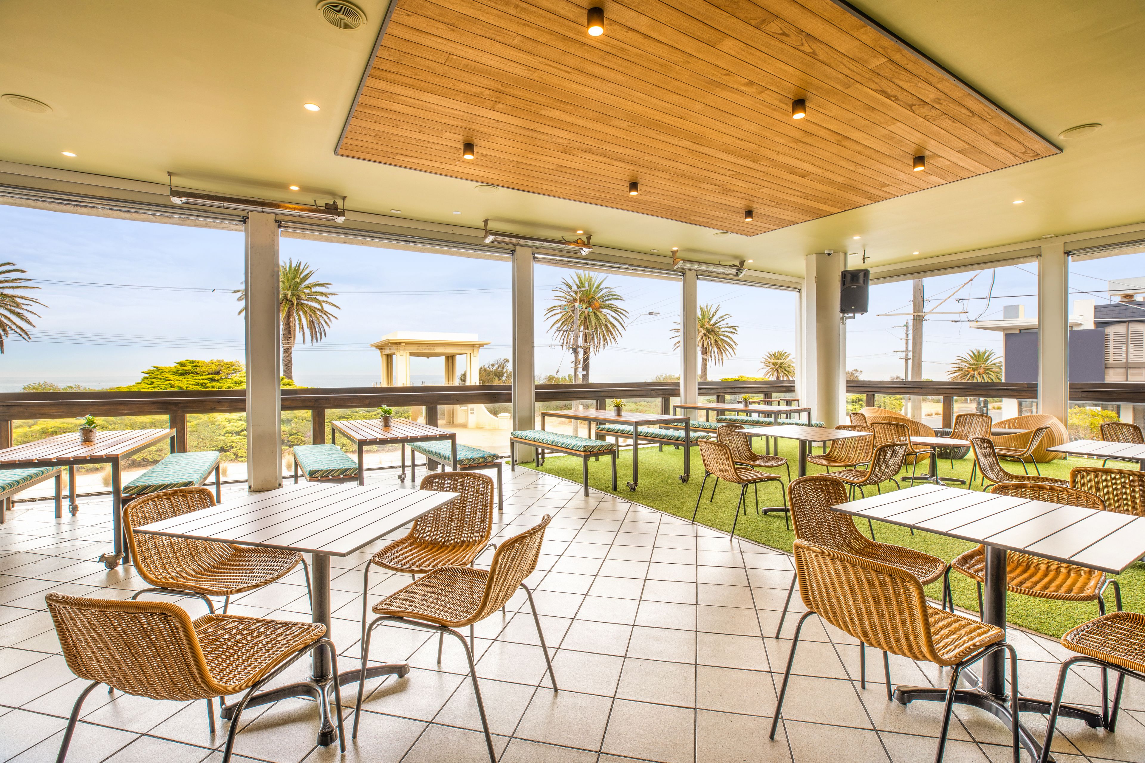 บริการอาหารกลางวัน อาหารเย็น, อาหารท้องถิ่น, วิวทะเล