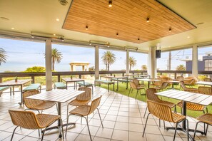 供应午餐和晚餐，地方菜，海景