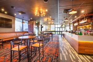 Pub, con vista al mar, abre todos los días