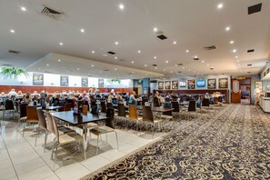 تقديم الغداء والعشاء