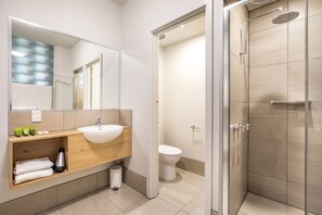 Departamento, 1 habitación | Baño | Regadera, amenidades de baño gratuitas, secadora de cabello, toallas