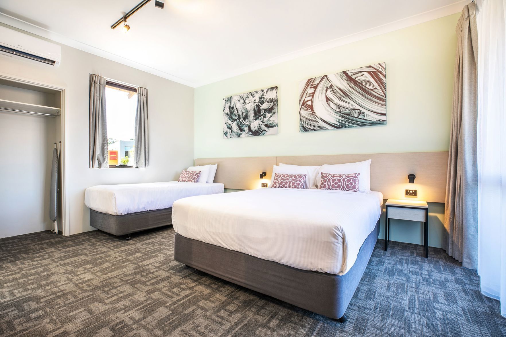 Schreibtisch, Bügeleisen/Bügelbrett, kostenloses WLAN, Bettwäsche