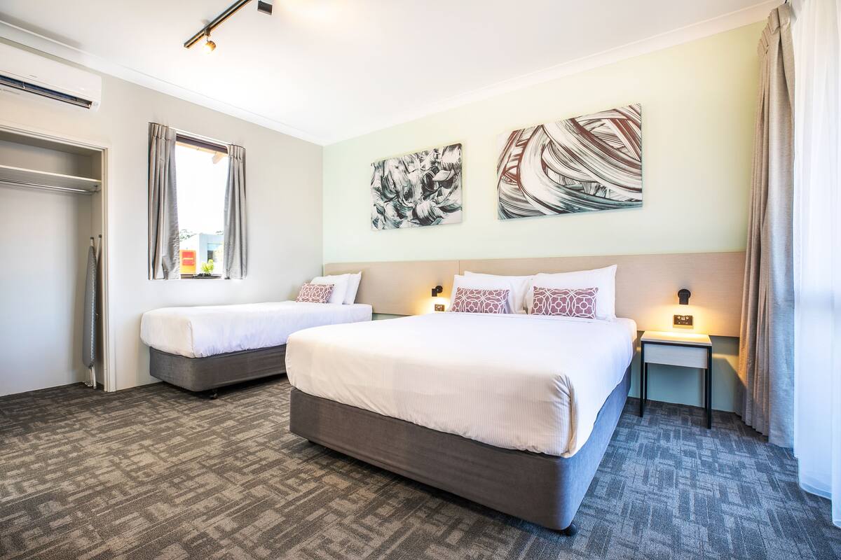 studio queen & extra bed | desk, iron/ironing board, free wifi, bed sheets