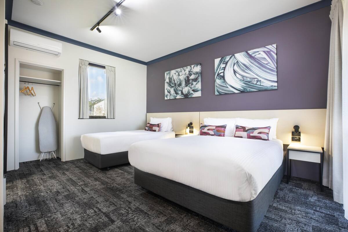 Studio Queen & Extra Bed | Desk, iron/ironing board, WiFi (free), bed sheets