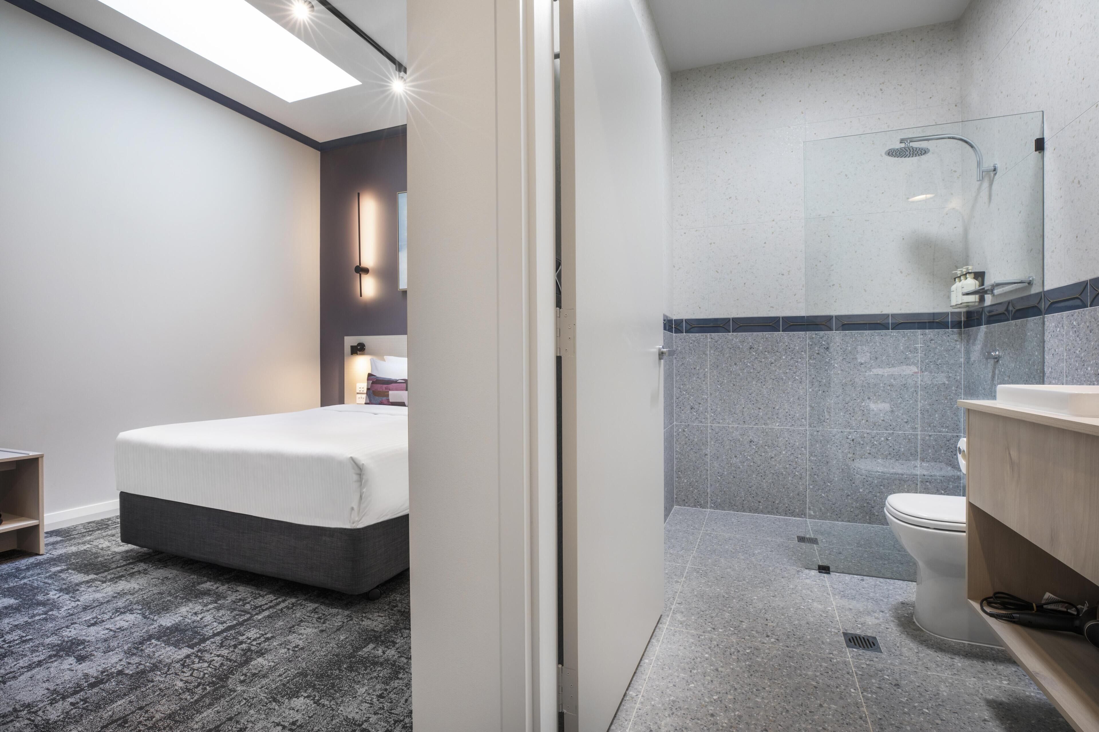 Studio Queen | Bathroom | Shower, rainfall showerhead, free toiletries, towels