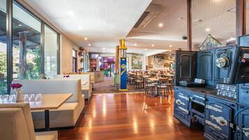 Déjeuner et dßner servis sur place, spécialités Cuisine internationale