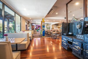 Se sirven almuerzos y cenas, cocina internacional