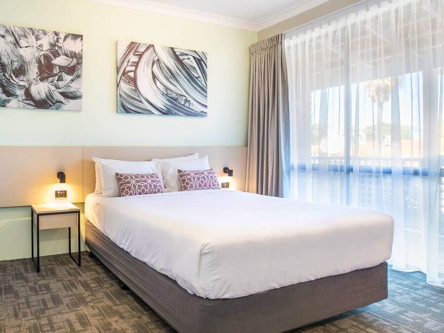 Studio Queen | Desk, iron/ironing board, free WiFi, bed sheets