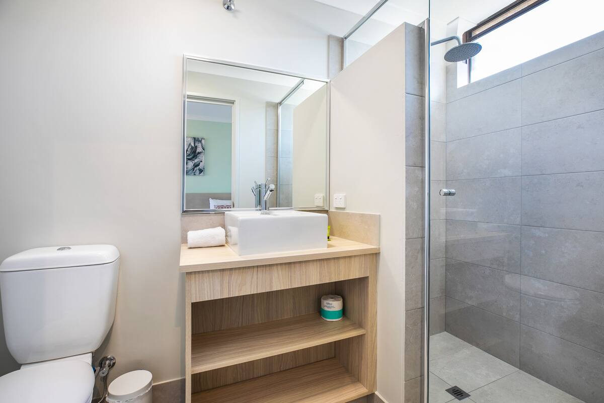 studio queen | bathroom | shower, rainfall showerhead, free toiletries, towels