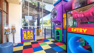 Área de juegos infantiles techada