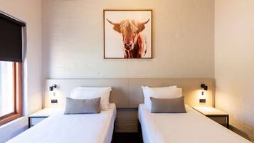 1 habitación, minibar, escritorio y tabla de planchar con plancha