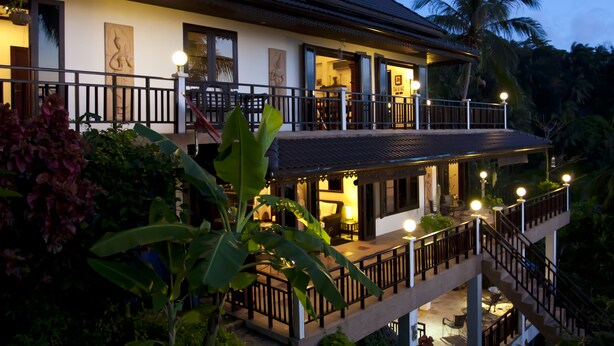 Mặt tiền nơi lưu trú - ban đêm
