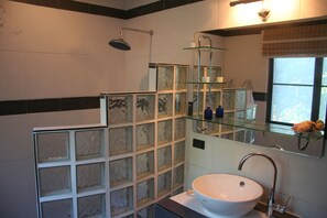 Departamento, 1 habitación | Baño | Regadera, regadera tipo lluvia, amenidades de baño gratuitas 