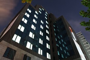 Fassade der Unterkunft – Abend/Nacht
