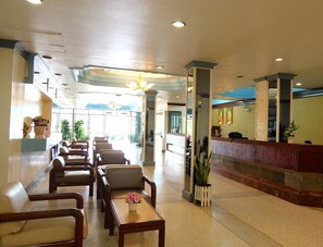 Lobby sitting area - Vieng Thong Hotel (Krabi)