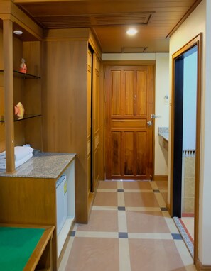 Shower, perlengkapan mandi gratis,  dan kloset