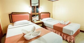 Kamar Twin Deluks | Meja kerja dan tirai kedap cahaya