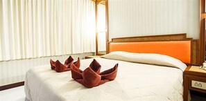 Desk, blackout curtains - Vieng Thong Hotel (Krabi)