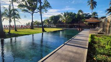 2 piscines extérieures, parasols de plage, chaises longues