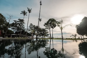 2 Außenpools, Sonnenschirme, Liegestühle