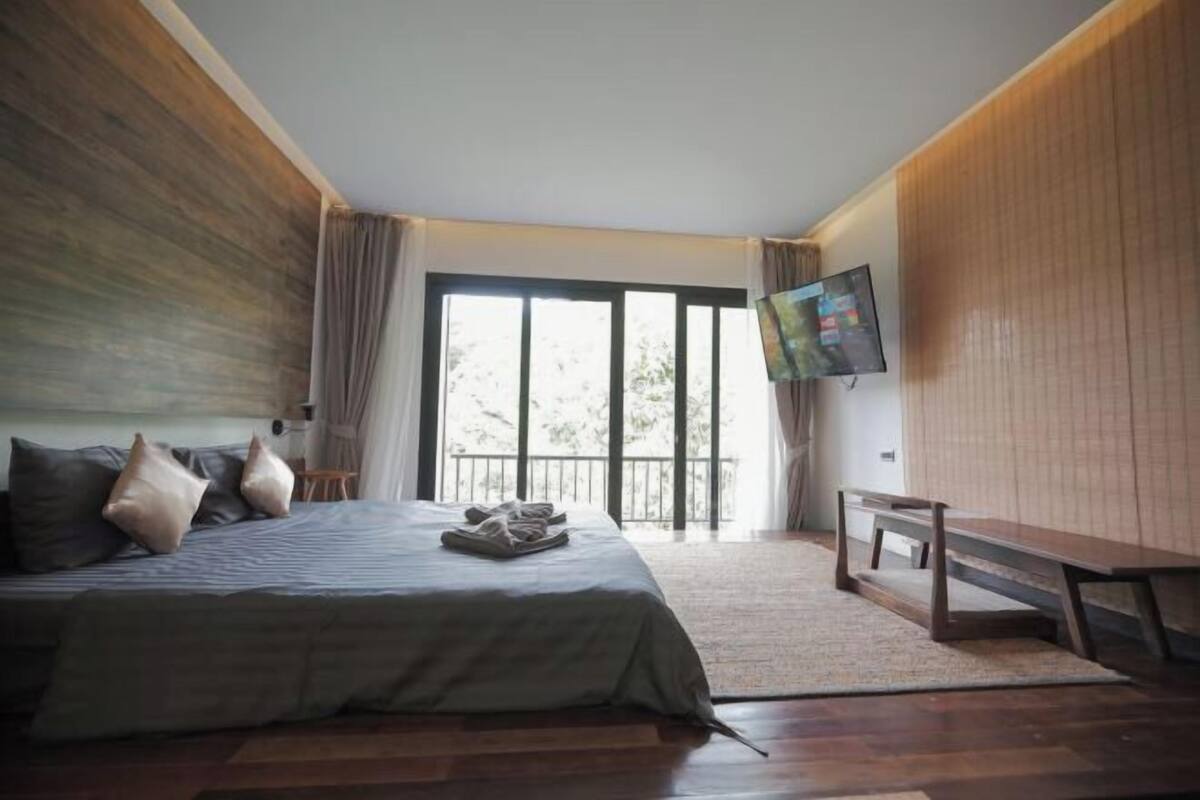 1 bedroom, in-room safe, blackout curtains, soundproofing