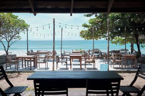 Culinária internacional, vistas para a praia 