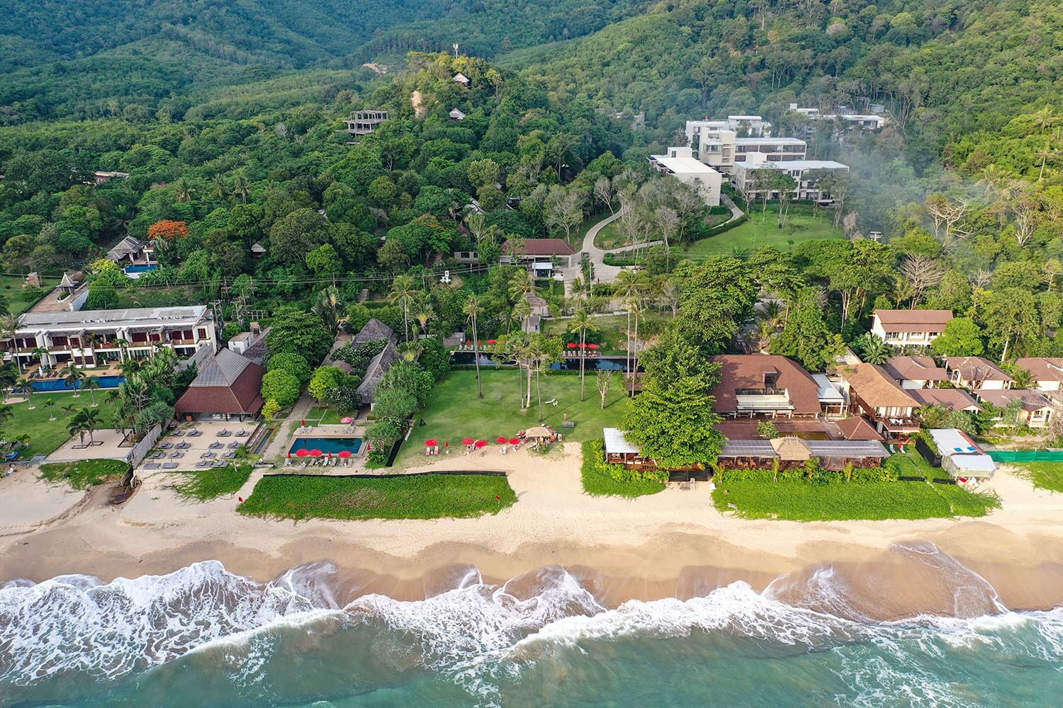 2 piscines extérieures, parasols de plage, chaises longues