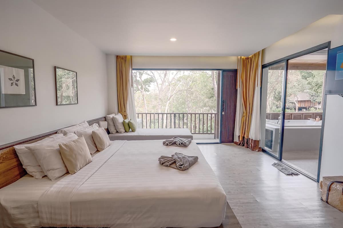 Moonlight Suite | In-room safe, blackout drapes, soundproofing, WiFi (free)