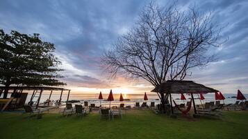 Aan het strand, ligstoelen aan het strand, parasols, strandlakens