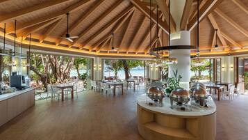 4 restaurants; breakfast, lunch, dinner and brunch served