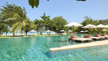 2 piscines extérieures, parasols de plage, chaises longues