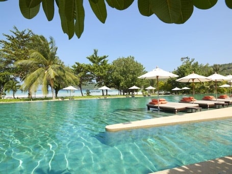 2 piscinas al aire libre, sombrillas, sillones reclinables de piscina