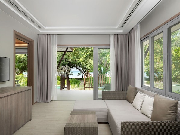 Villa, Private Pool, Sea View (BAR noise 8PM - 2AM) | Ruang tamu | 40 inci televisyen LCD dengan kabel, TV