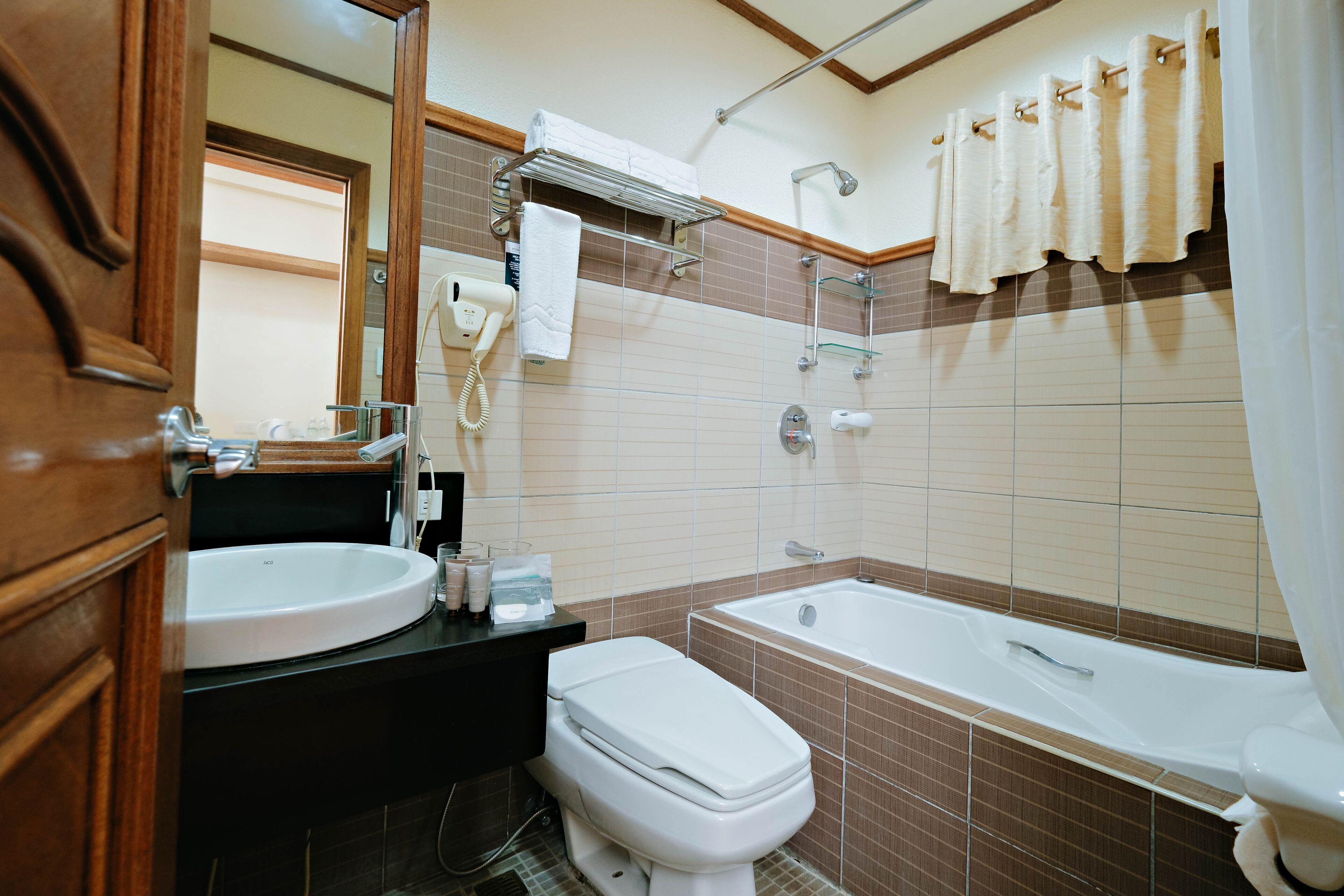 A bathroom with a sink, toilet, and bathtub.