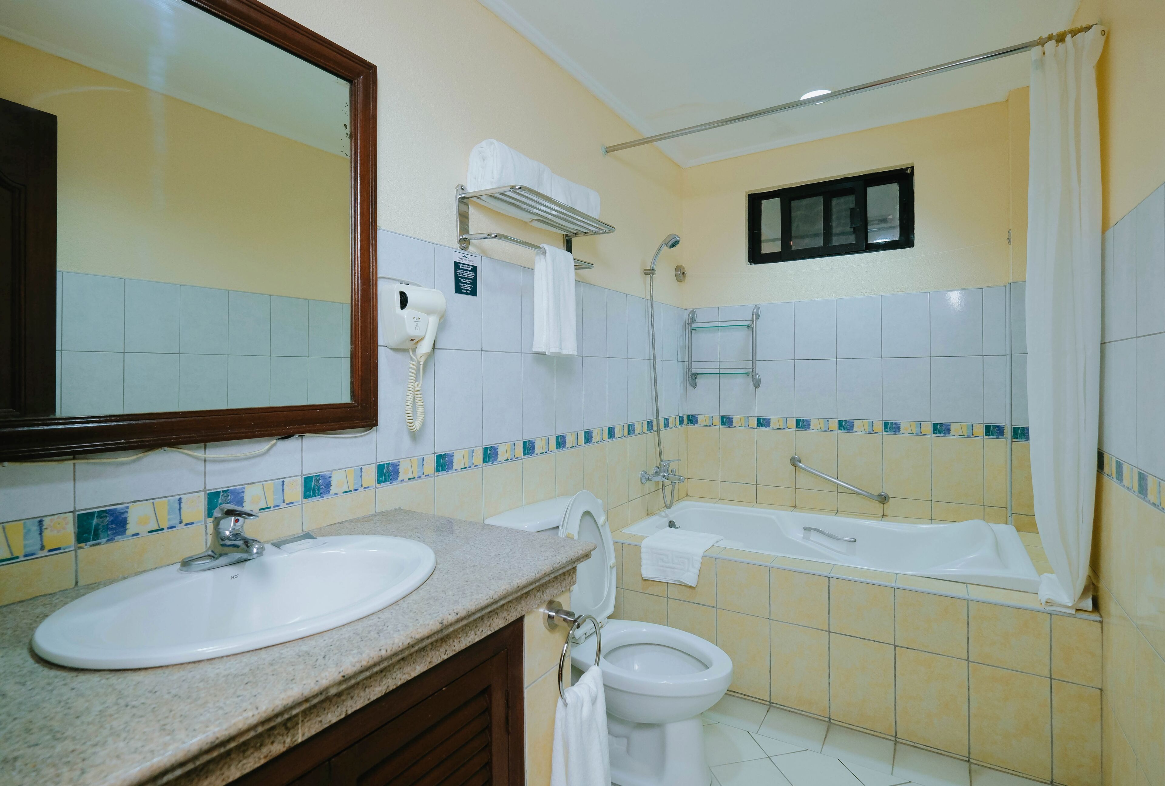 Un baño con lavabo, inodoro, bañera y ducha.