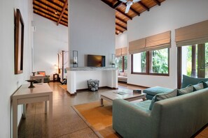 Svit (Mountbatten) | Värdeförvaringsskåp på rummet, individuell inredning och skrivbord