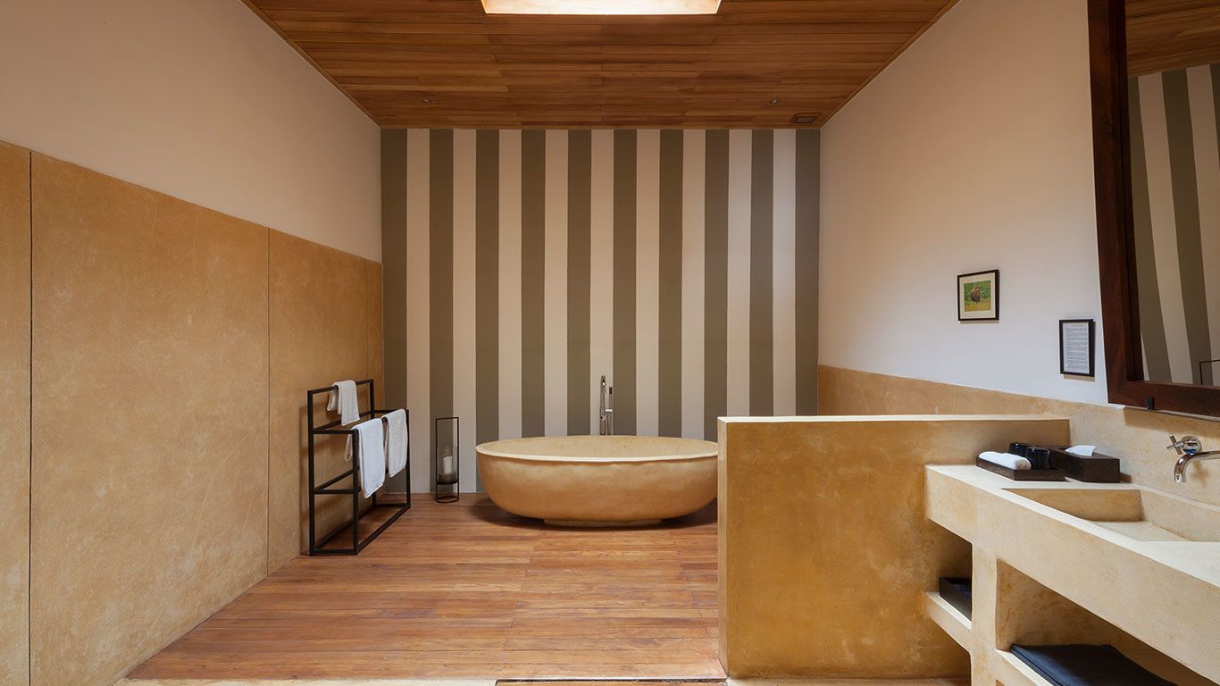 mountbatten suite | bathroom | free toiletries, hair dryer, slippers, towels