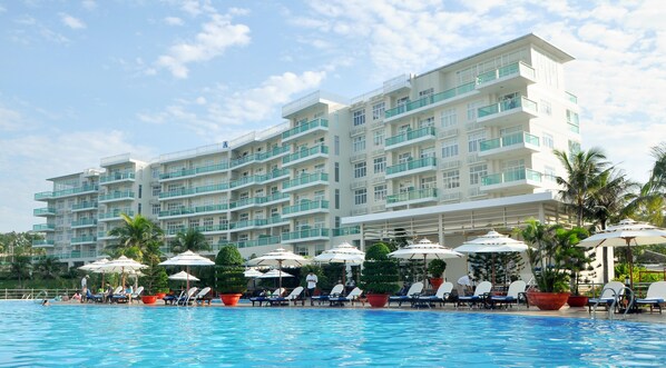 Piscine extérieure, parasols de plage, chaises longues