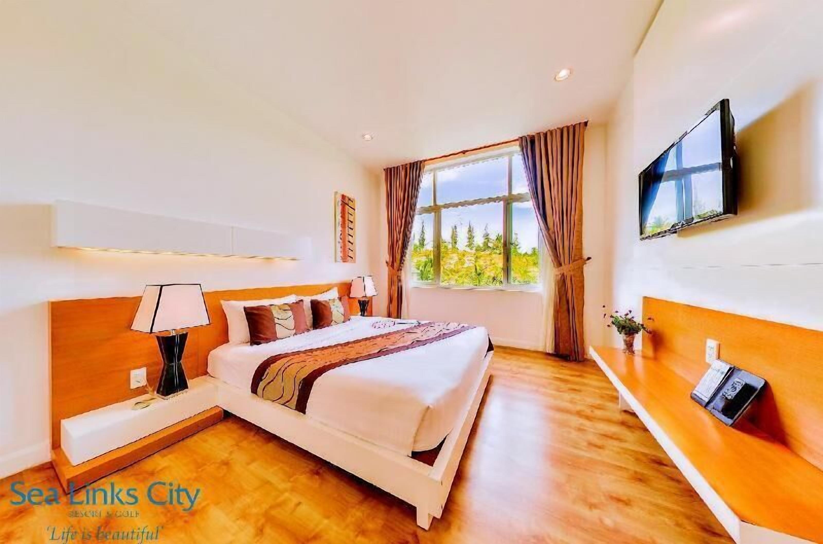 Premium bedding, down duvets, minibar, in-room safe