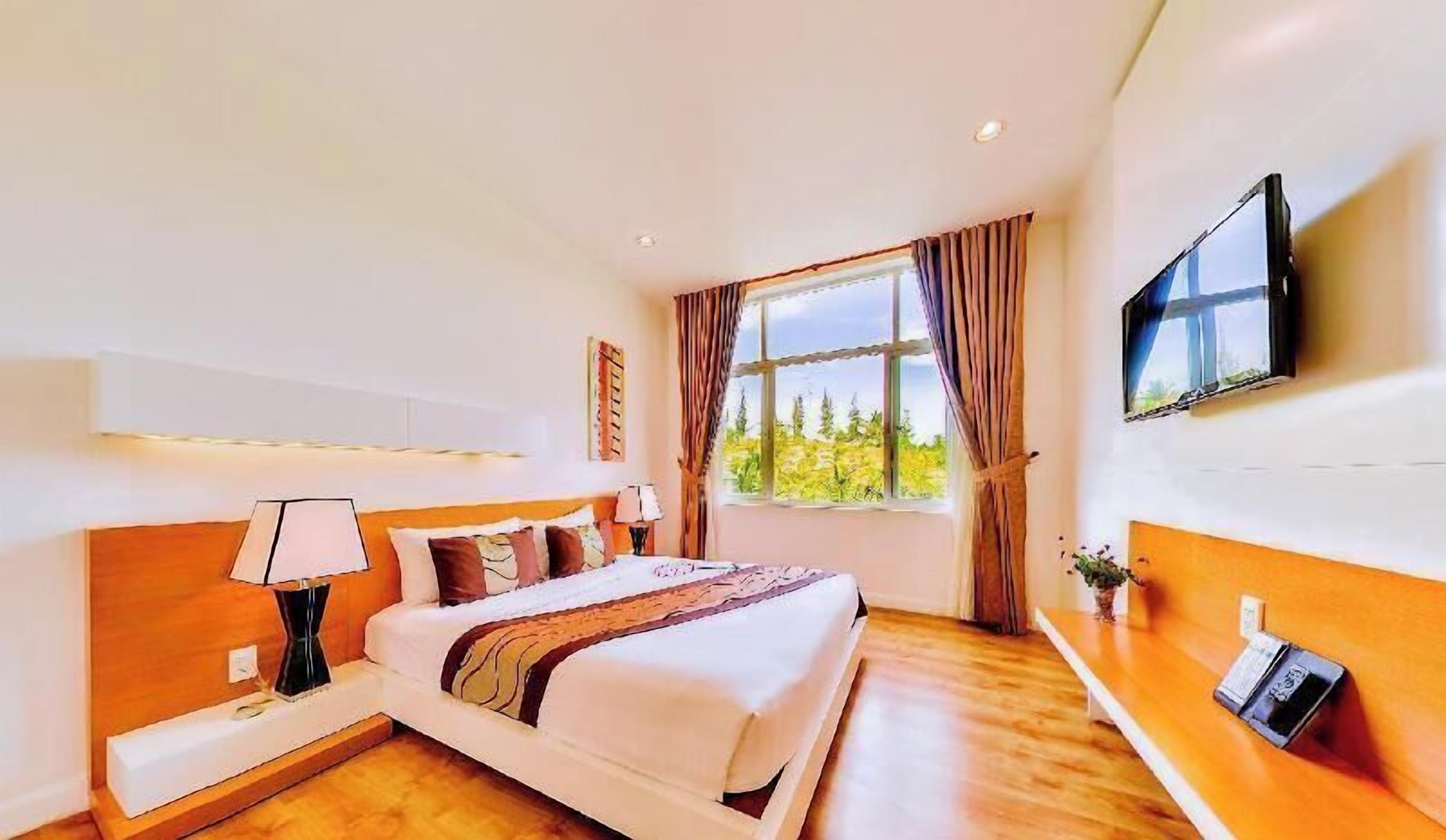 Ropa de cama de alta calidad, cubrecamas y minibar 